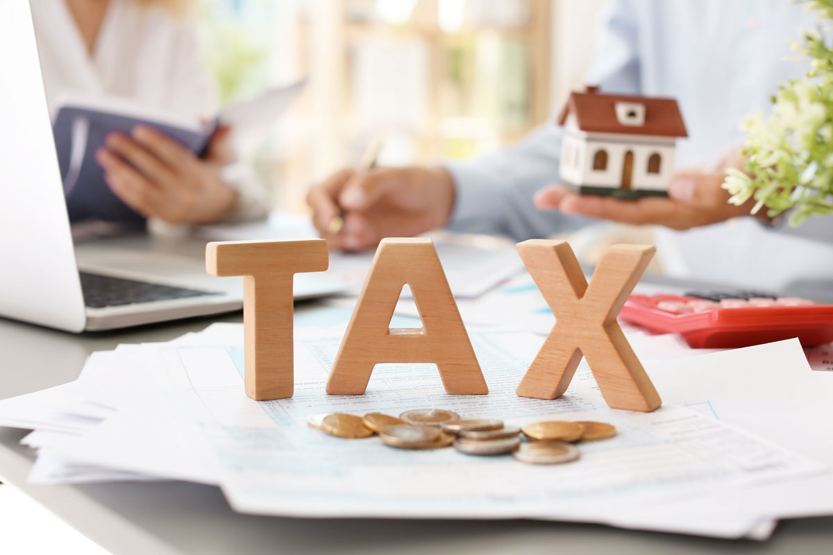 Estate planning documents and calculator representing taxation of estates in Florida